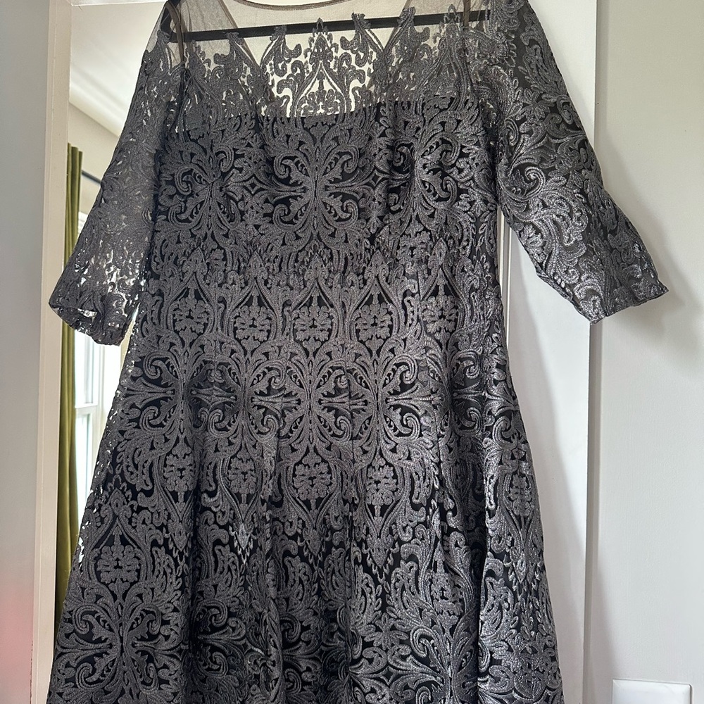 Kay Unger gray lace cocktail dress with black lining- 14